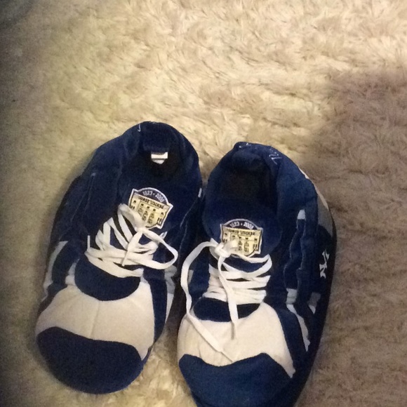 MLB Shoes - New York Yankees slippers size 7.